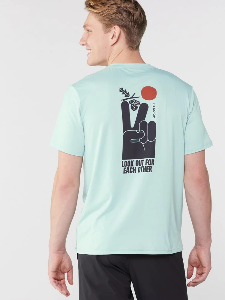 Rei Co-Op Men' Backpack T-Shirt Graphic Sahara 3 Rei Co-Op Men' Backpack T-Shirt Graphic Sahara - Image 3