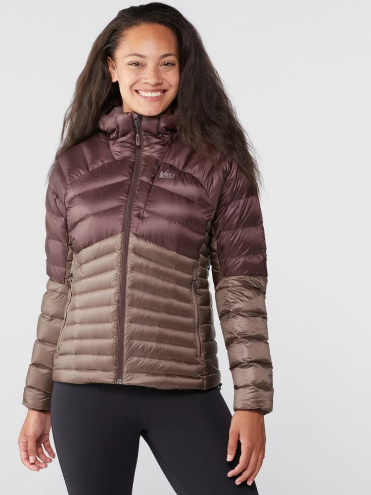 Rei Women' Down Hoodie 850 Magma 2.0 Co-Op 2 Rei Women' Down Hoodie 850 Magma 2.0 Co-Op - Image 2
