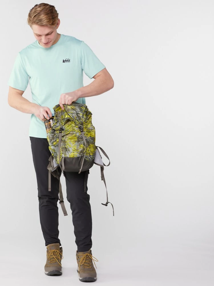 Rei Co-Op Men' Backpack T-Shirt Graphic Sahara 4 Rei Co-Op Men' Backpack T-Shirt Graphic Sahara - Image 4