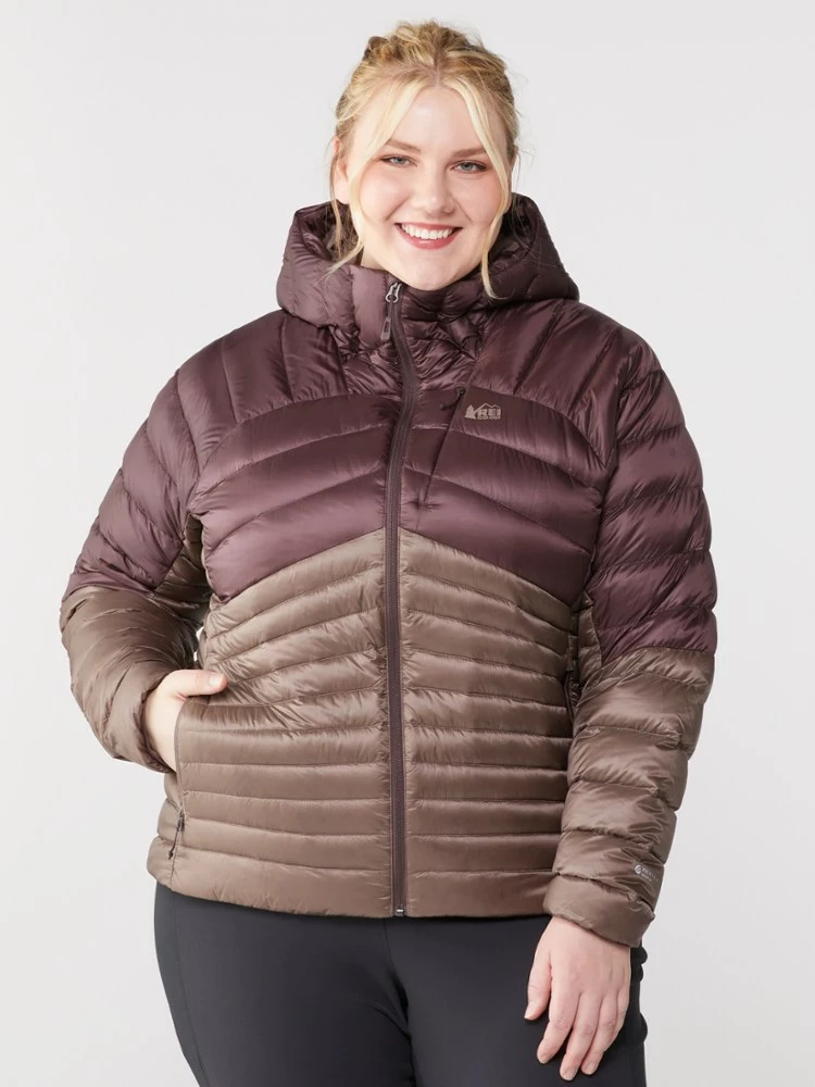 Rei Women' Down Hoodie 850 Magma 2.0 Co-Op 3 Rei Women' Down Hoodie 850 Magma 2.0 Co-Op - Image 3